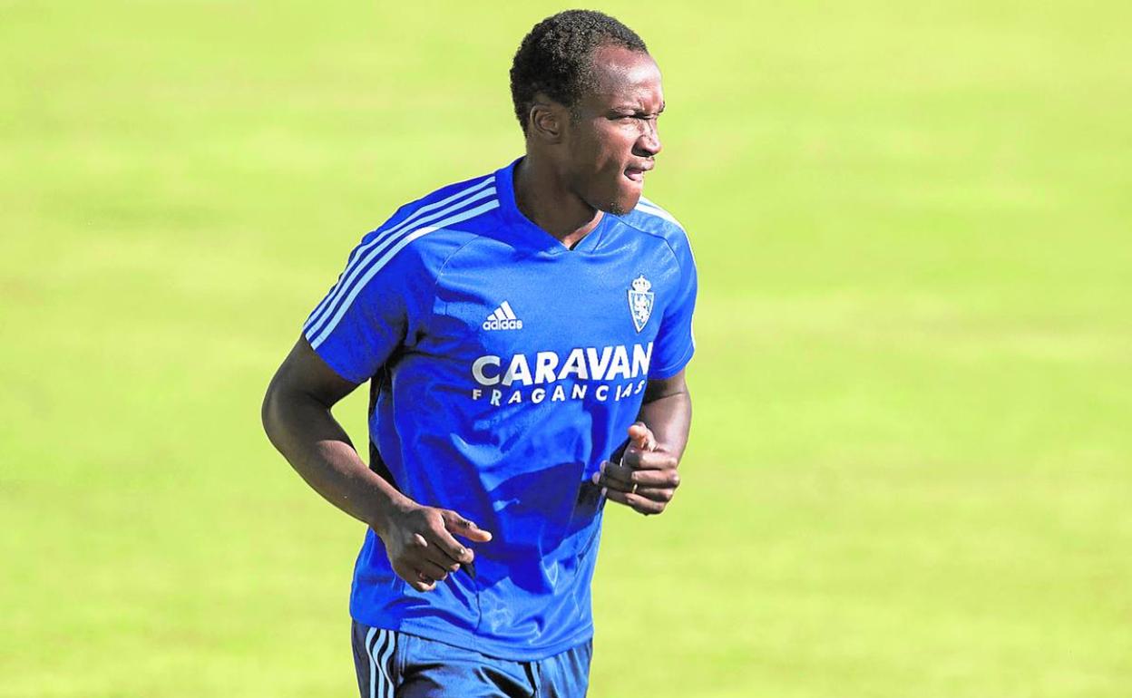 Raphael Dwamena, durante un entrenamiento del Zaragoza.