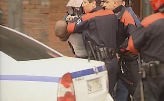 Momento de la detención de Fabrizio Joao Silva, tras matar a su mujer.