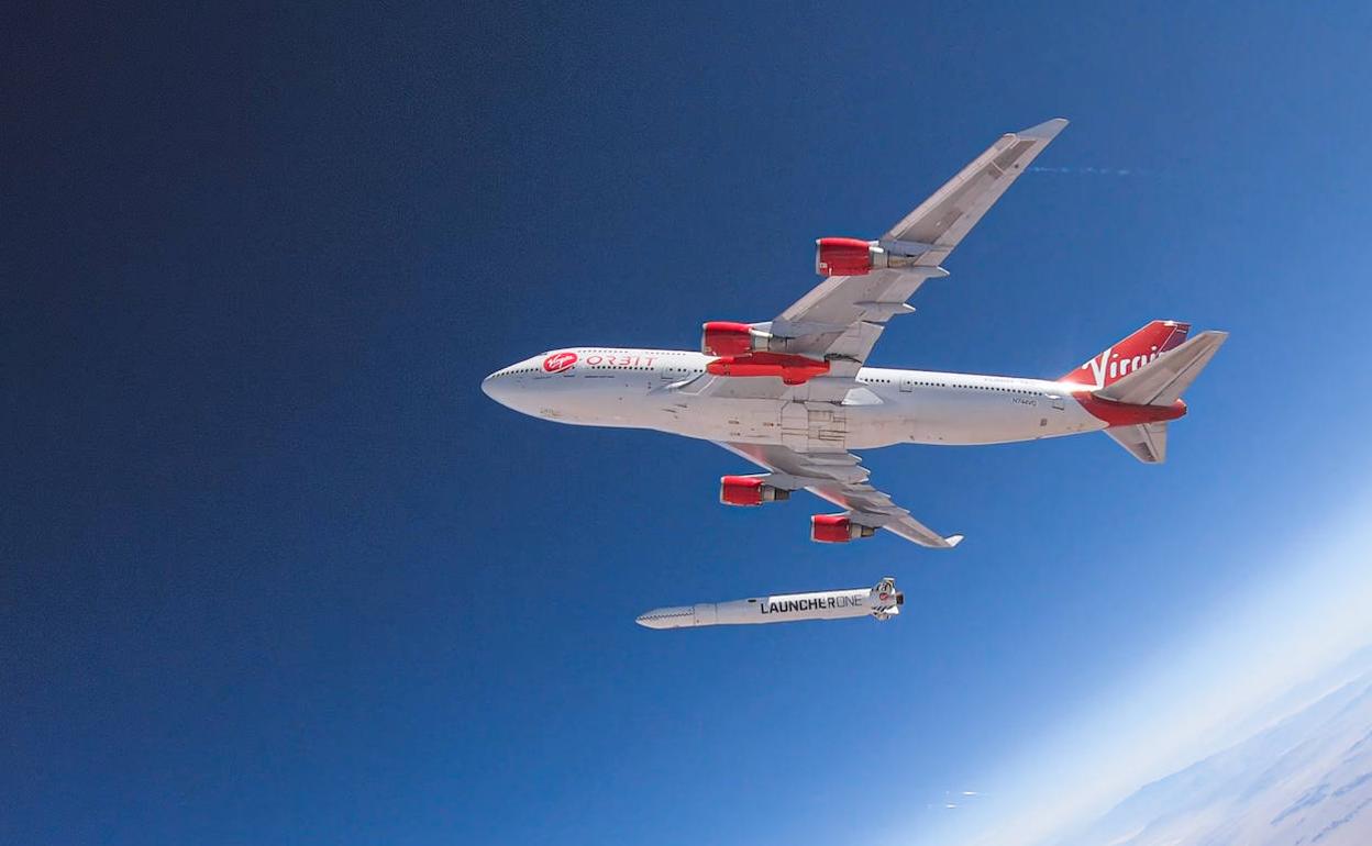 Lanzamiento de un cohete LauncherOne de Virgin Orbit desde un Boeing 747-400.