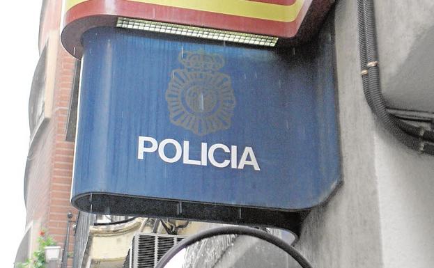 Tumba a puñetazos y arranca un trozo de oreja de un mordisco a un desconocido en un bar de Valencia