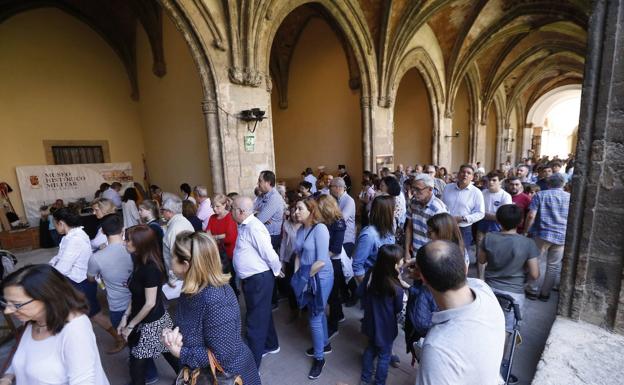 Decenas de valencianos visitan la sede de Capitanía durante la jornada de puertas abiertas. 