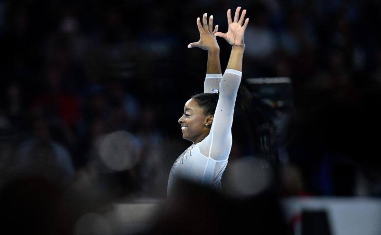 Simone Biles, la primera en conquistar cinco oros mundiales en el concurso completo