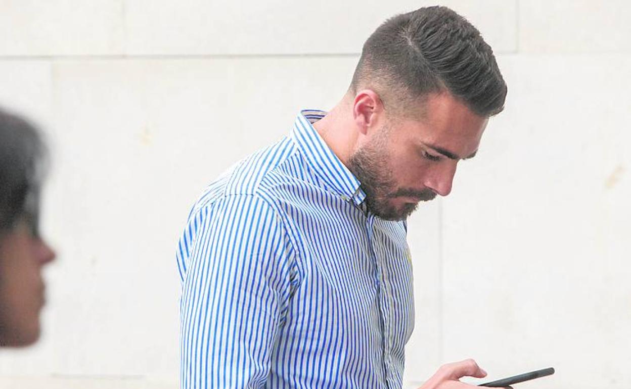 Xavi Torres, llegando ayer a los juzgados.