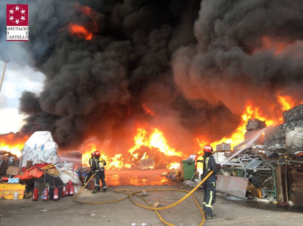 Fotos: Incendio industrial en una empresa de reciclaje de palés en Betxí