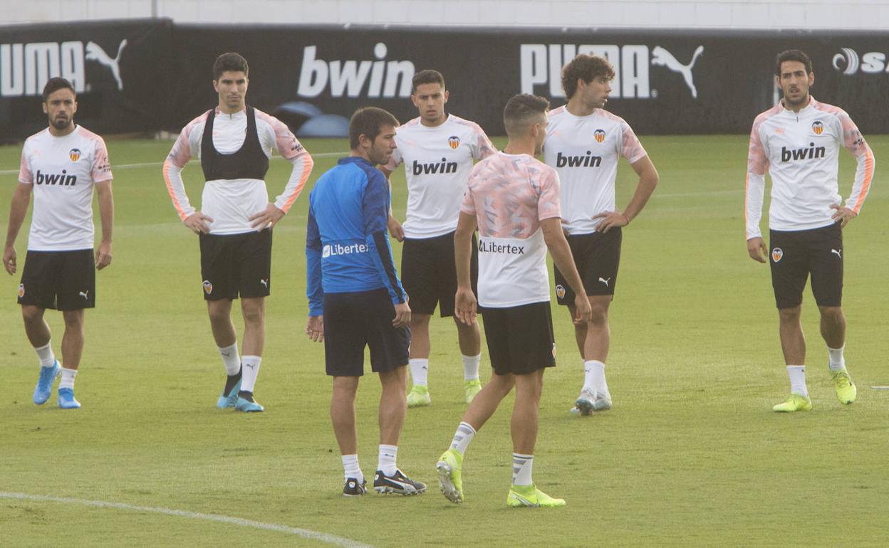 Jugadores del Valencia se ejercitan en las instalaciones de Paterna.