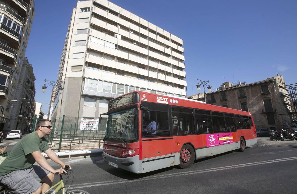 Un autobús de la EMT discurre por la plaza Ciudad de Brujas. 