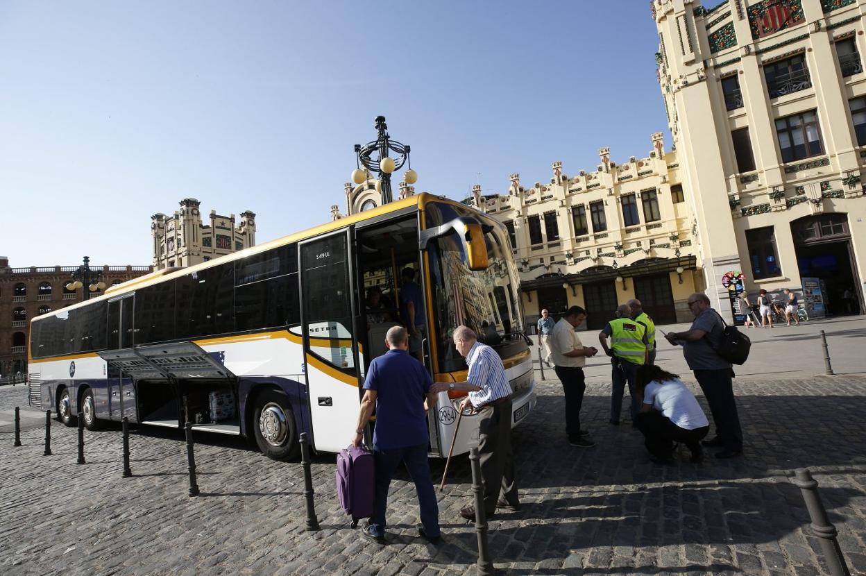 El autobús que trasladó a los pasajeros del tren a Zaragoza durante el corte de la línea en verano. 