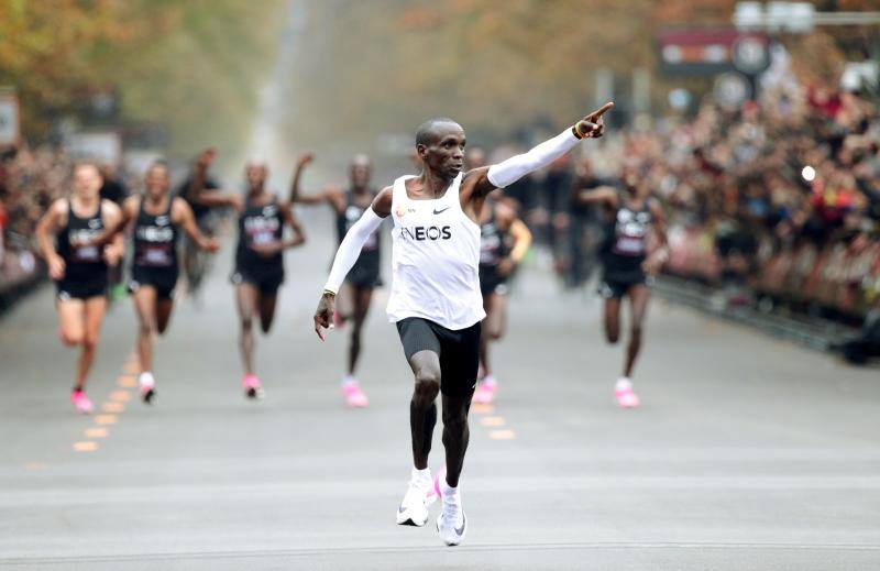 Fotos: Kipchoge derriba la barrera de las dos horas