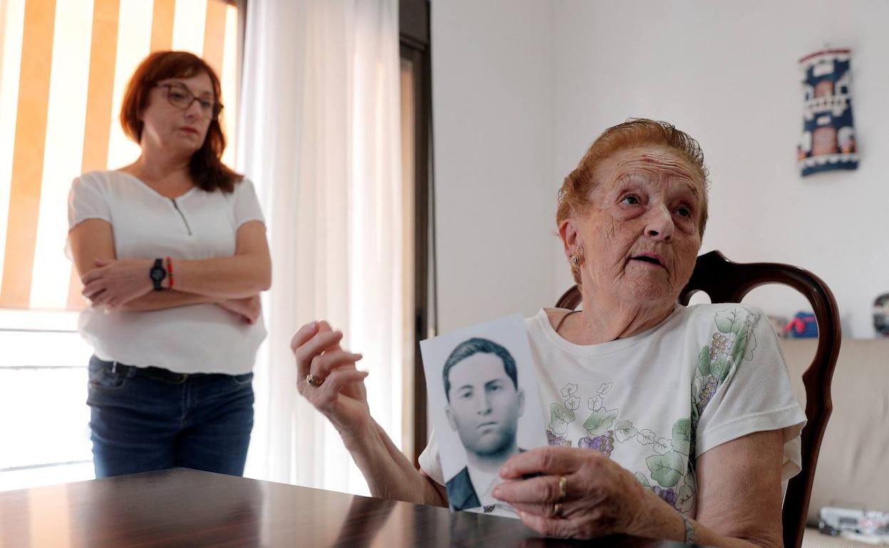 Montserrat Martínez (i), junto a su tía Antonia Fernández, hermana de Ángel Fernández, que murió al finalizar la Guerra Civil y desde 1963 está enterrado en la Basílica de la Santa Cruz del Valle de los Caídos, quien muestra una foto de su hermano para el que ha reclamado su exhumación para trasladar los restos a un panteón familiar.