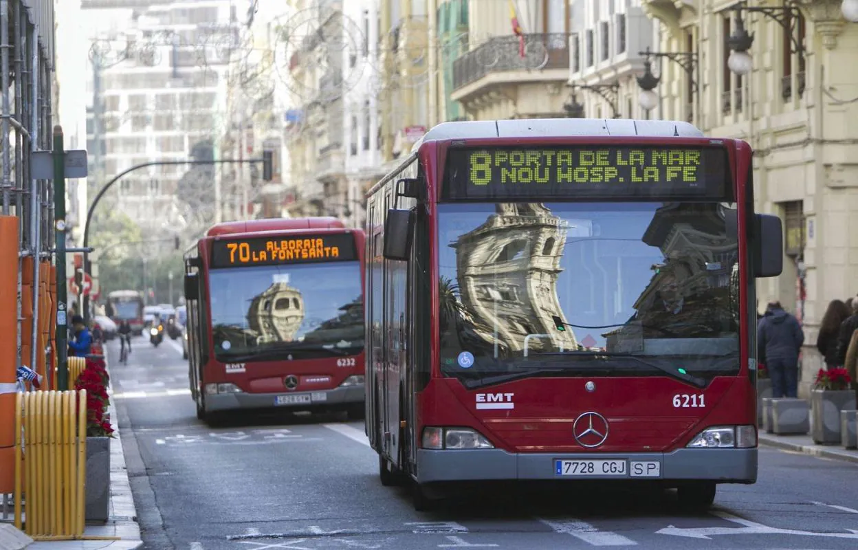 Dos autobuses municipales recorren la calle de la Paz en una imagen reciente. 