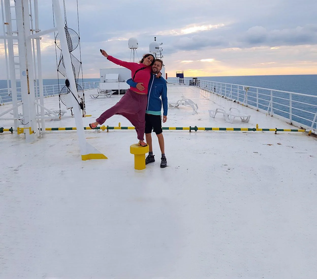 Silvia Palacio y Jonás Ordóñez, en la cubierta de un carguero en aguas atlánticas. 
