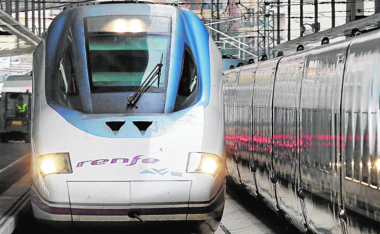 Trenes AVE de Renfe en la estación Joaquín Sorolla de Valencia. 