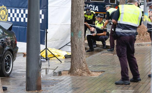 Un hombre muere al ser arrollado por un coche que huía de la policía en la Malvarrosa