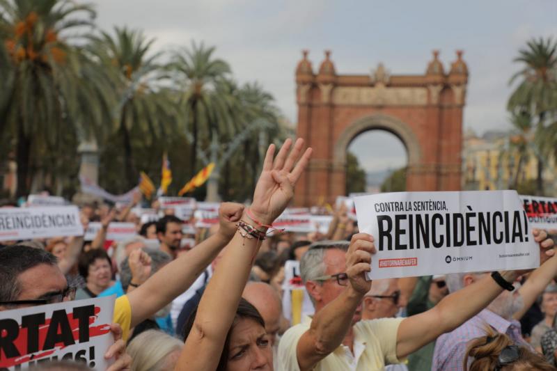 Manifestación por el centro de Barcelona en protesta por la sentencia