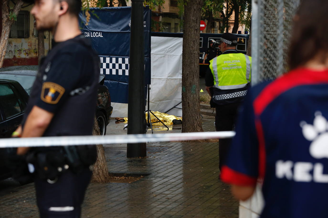 Fotos: Un hombre muere al ser arrollado por un coche que huía de la policía en la Malvarrosa