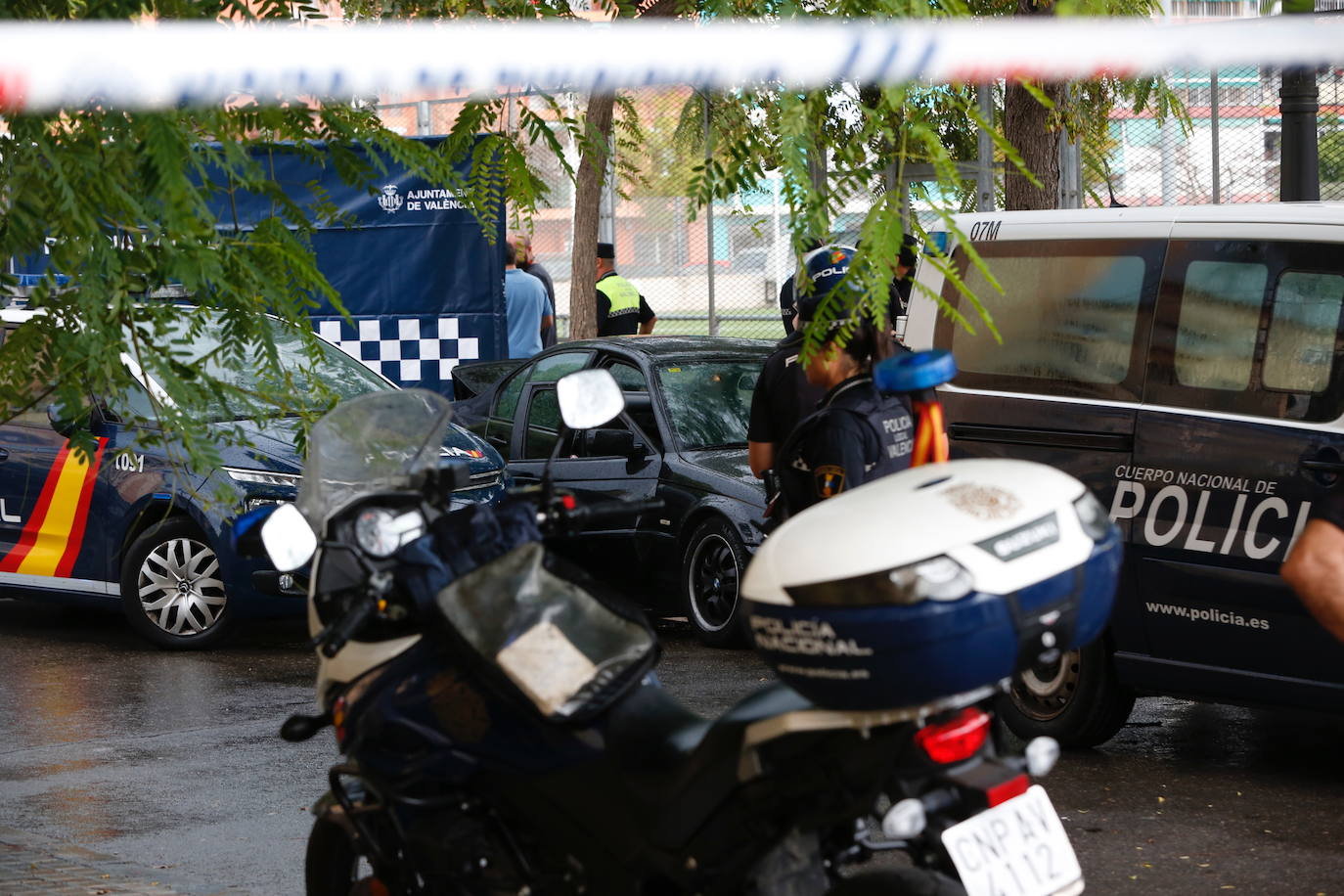 Fotos: Un hombre muere al ser arrollado por un coche que huía de la policía en la Malvarrosa