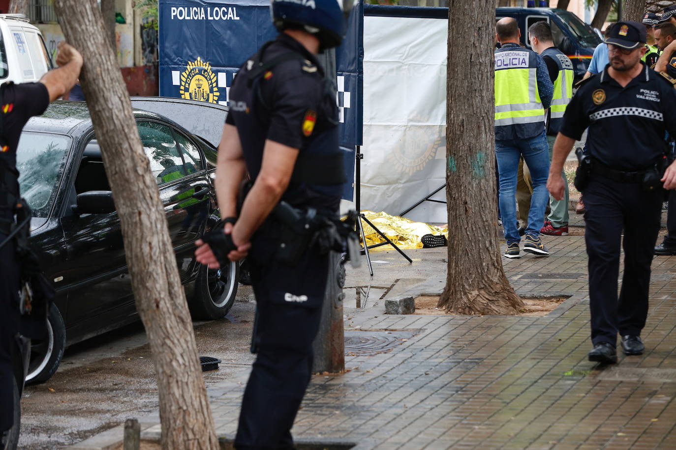 Fotos: Un hombre muere al ser arrollado por un coche que huía de la policía en la Malvarrosa