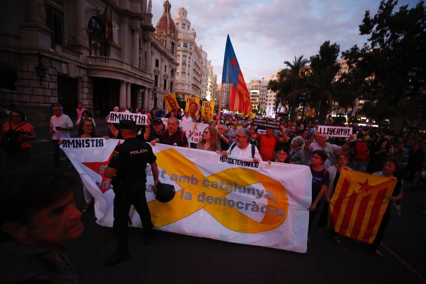 Manifestantes en Valencia contra la condena a los líderes del 'procés' independentista catalán.