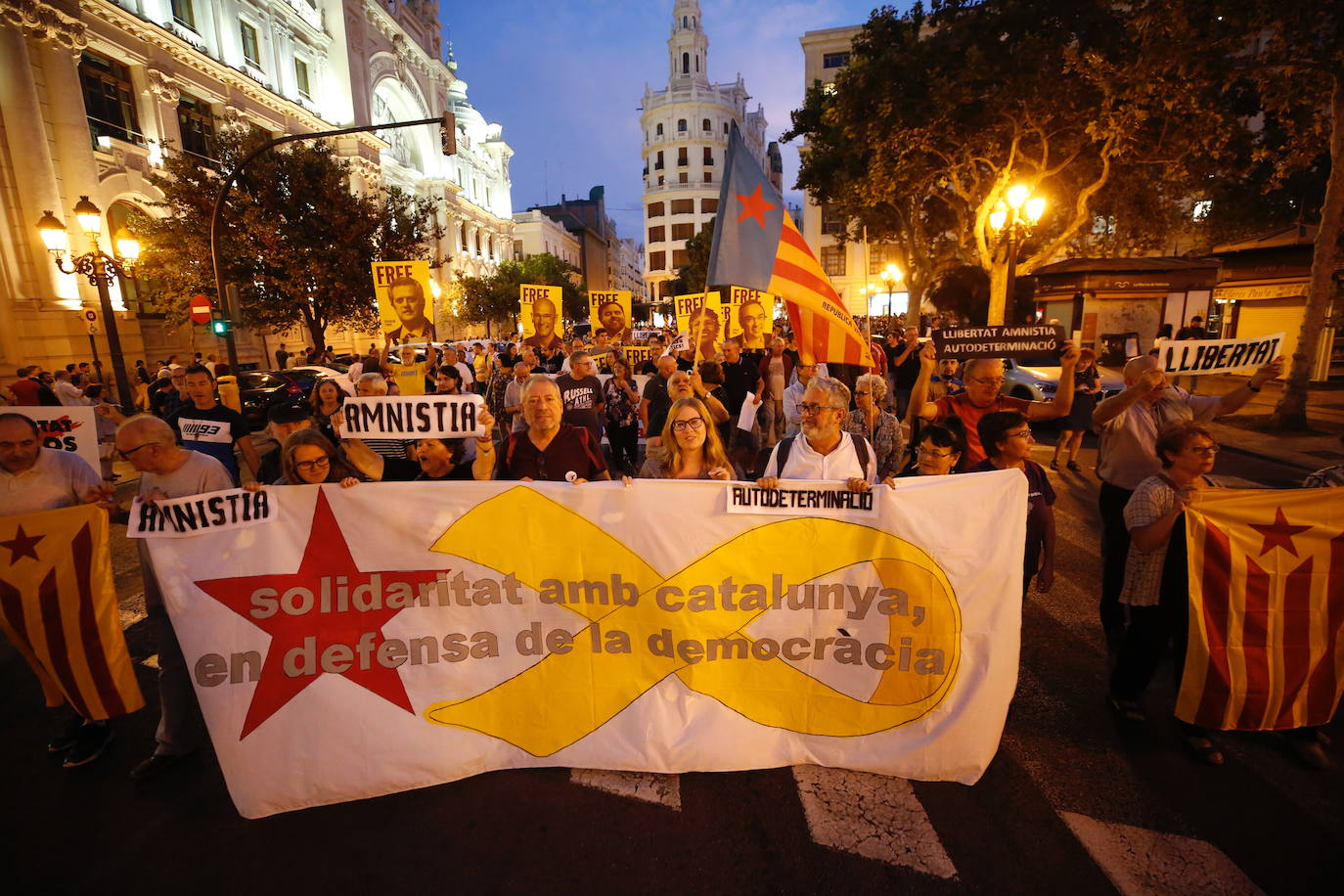 Manifestantes en Valencia contra la condena a los líderes del 'procés' independentista catalán.