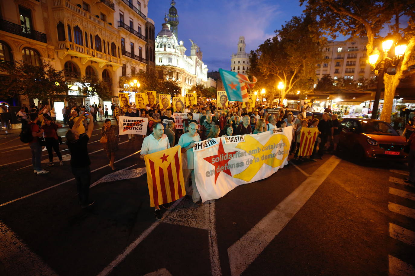 Manifestantes en Valencia contra la condena a los líderes del 'procés' independentista catalán.