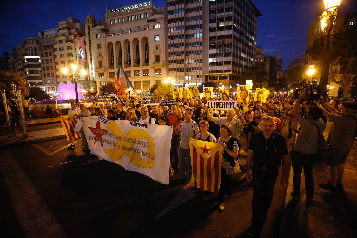 Manifestantes en Valencia contra la condena a los líderes del 'procés' independentista catalán.