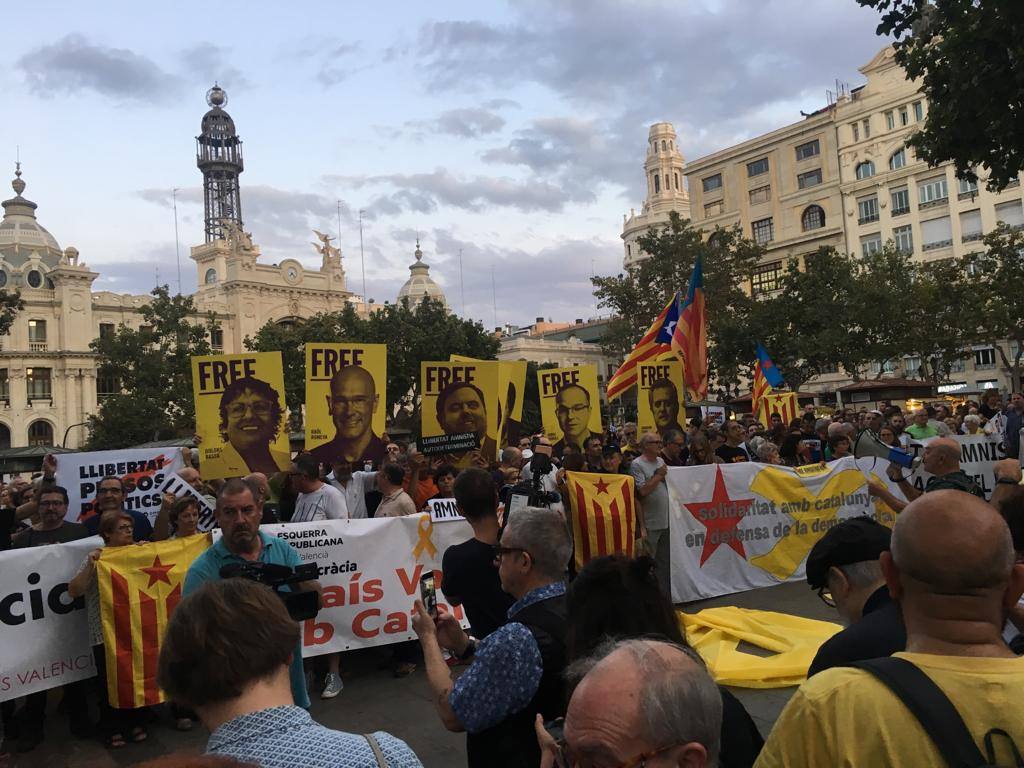 Manifestantes en Valencia contra la condena a los líderes del 'procés' independentista catalán.