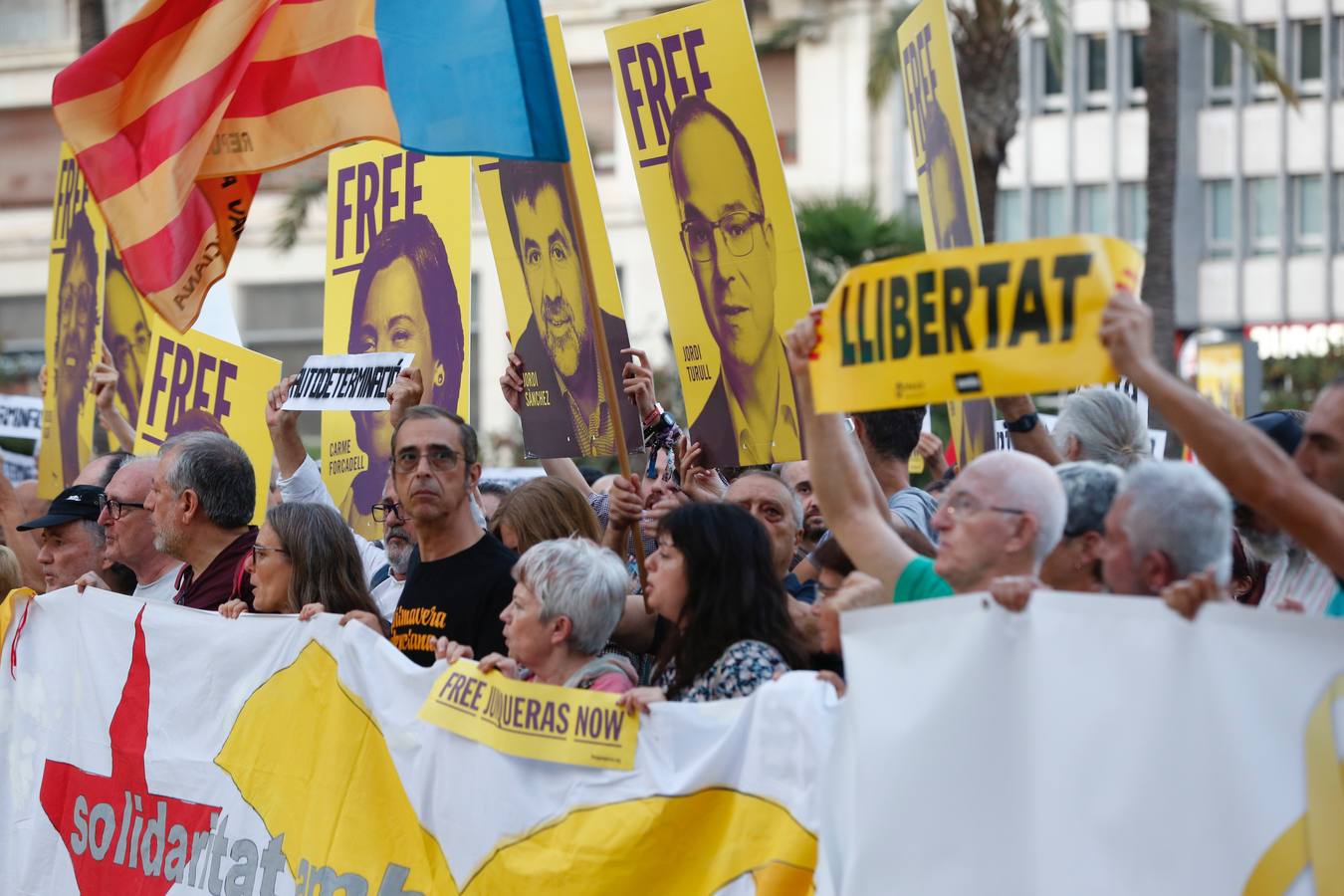 Manifestantes en Valencia contra la condena a los líderes del 'procés' independentista catalán.