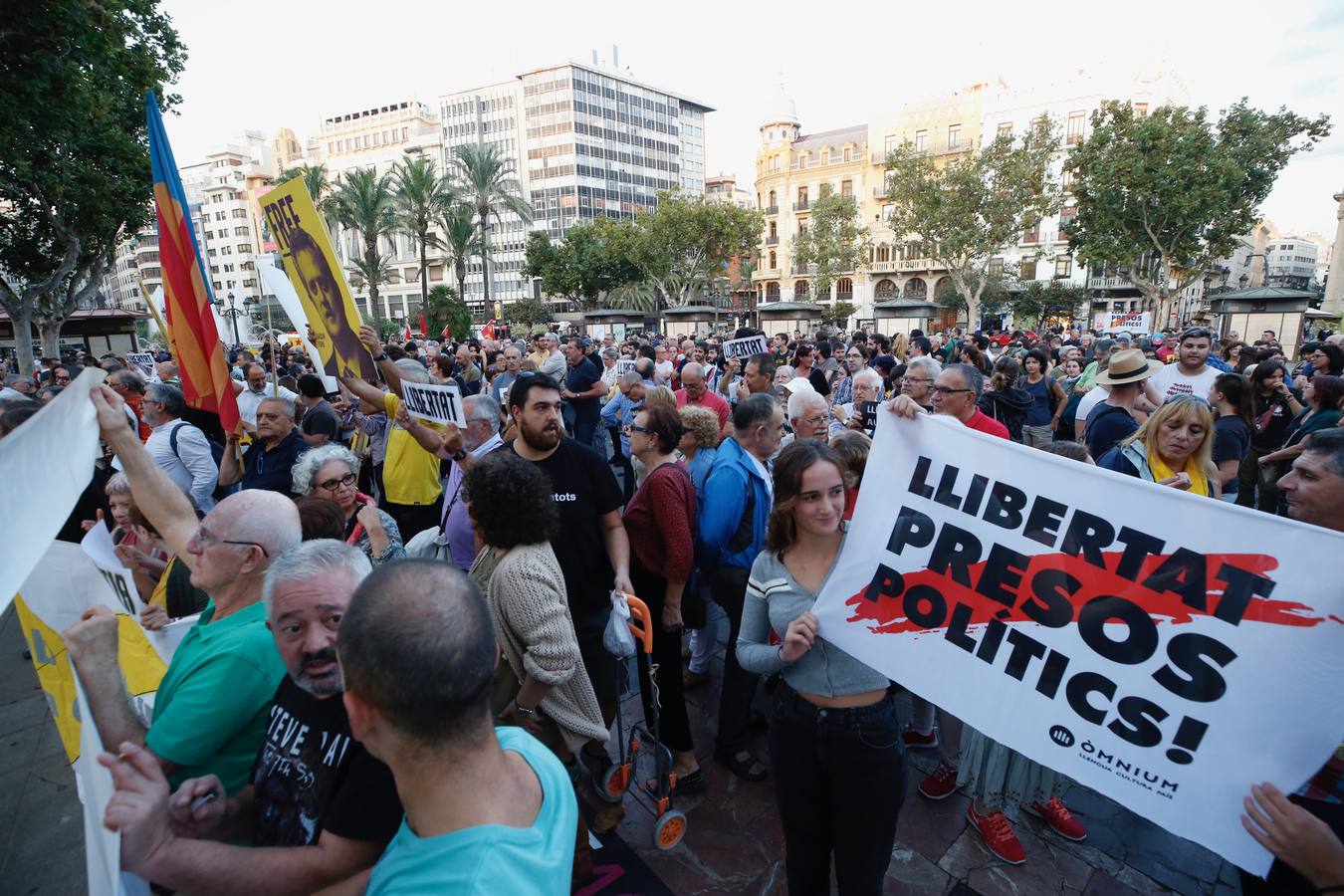 Manifestantes en Valencia contra la condena a los líderes del 'procés' independentista catalán.