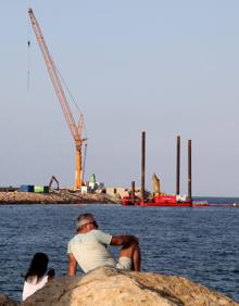 Imagen secundaria 2 - La plataforma roja con la que trabajan para extraer el ferry.