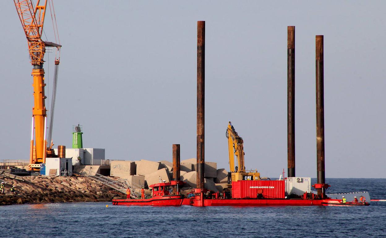 Trabajos con una plataforma flotante para extraer lo que queda del ferry.