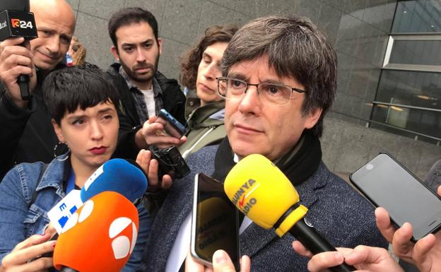 Carles Puigdemont comparece ante los medios a la puerta del Parlamento Europeo.