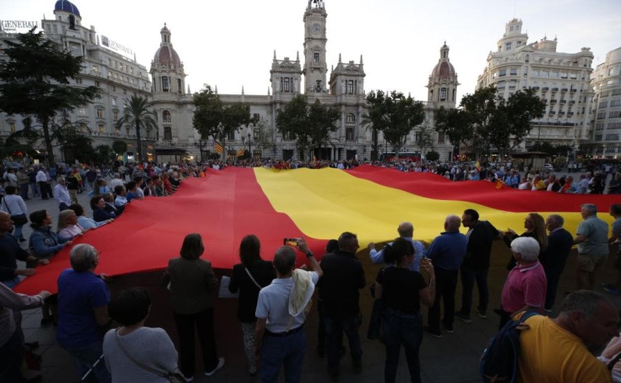 Bandera de España en la plaza del Ayuntamiento.