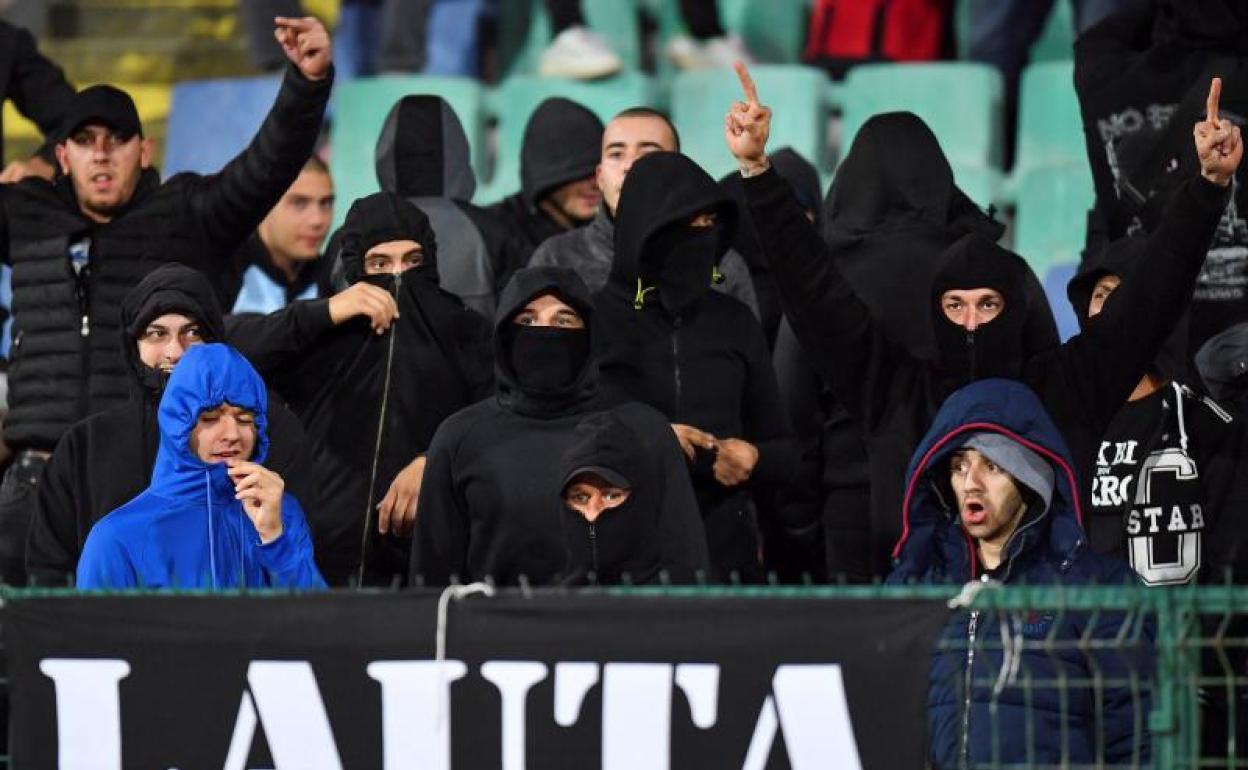 Radicales en las gradas del estadio Vassil-Levski de Sofía durante el partido contra Inglaterra. 