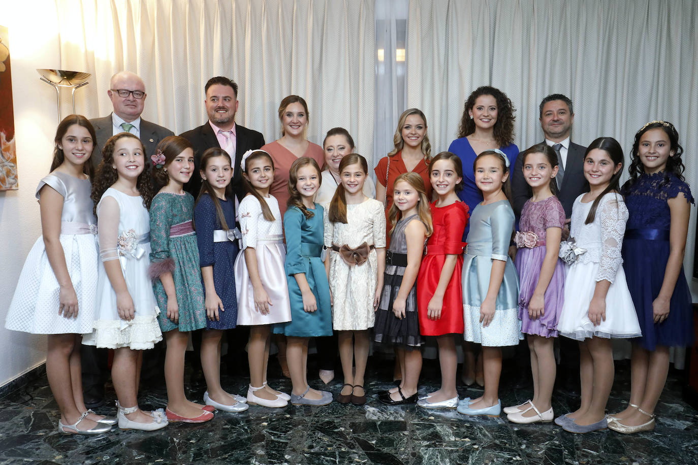 Familiares, amigos y compañeros de casal, celebran la elección de Carla García como fallera mayor infantil 2020. 