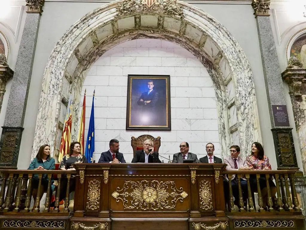 Consuelo Llobell recibe las felicitaciones de su corte y sus familiares, tras su elección como fallera mayor de Valencia 2020.