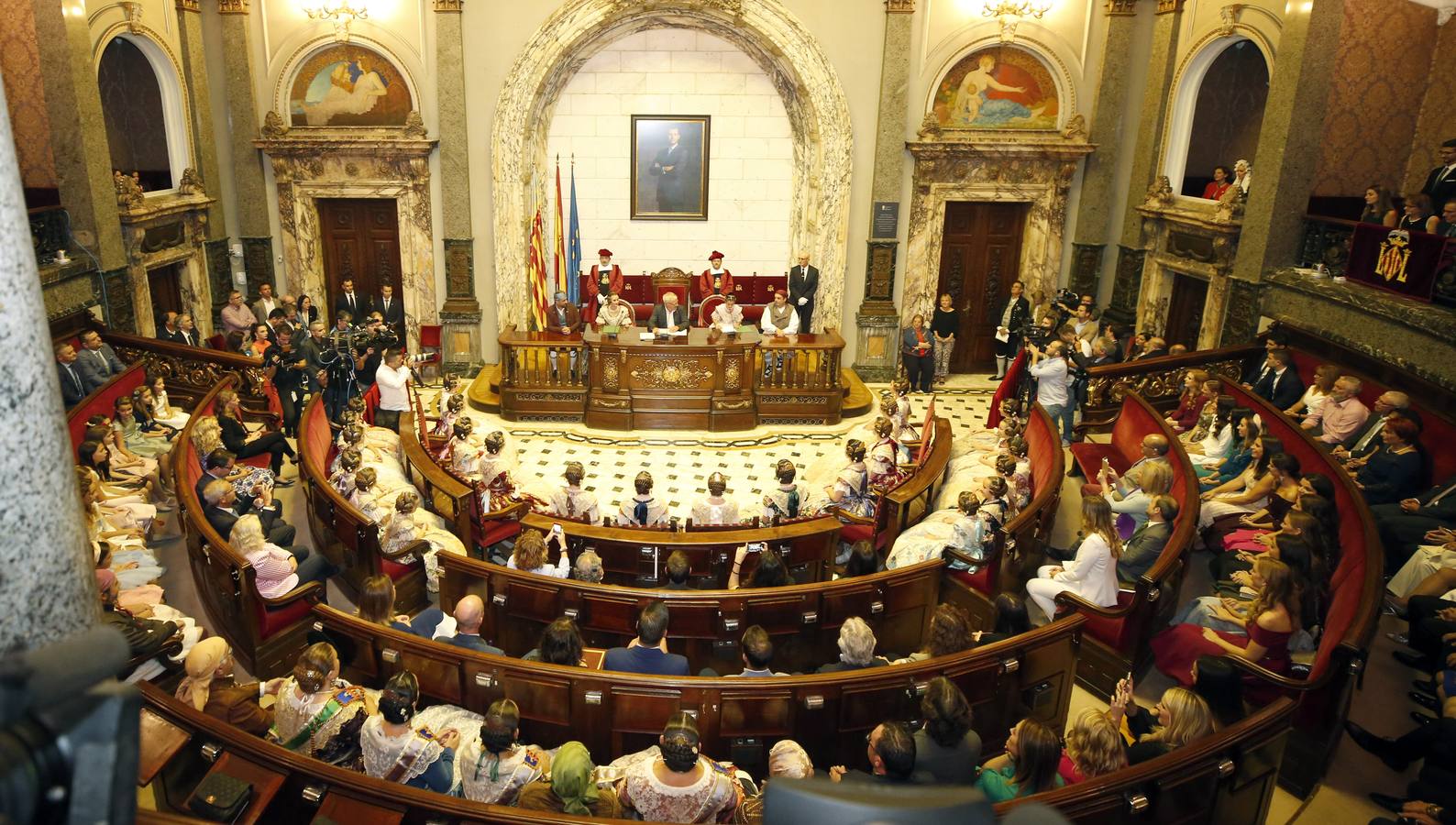 Consuelo Llobell y Carla García han sido nombradas como las máximas representantes de las Fallas 2020 en el acto celebrado este jueves en el Ayuntamiento de Valencia.