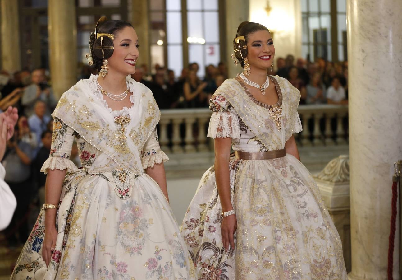 Consuelo Llobell y Carla García han sido nombradas como las máximas representantes de las Fallas 2020 en el acto celebrado este jueves en el Ayuntamiento de Valencia.