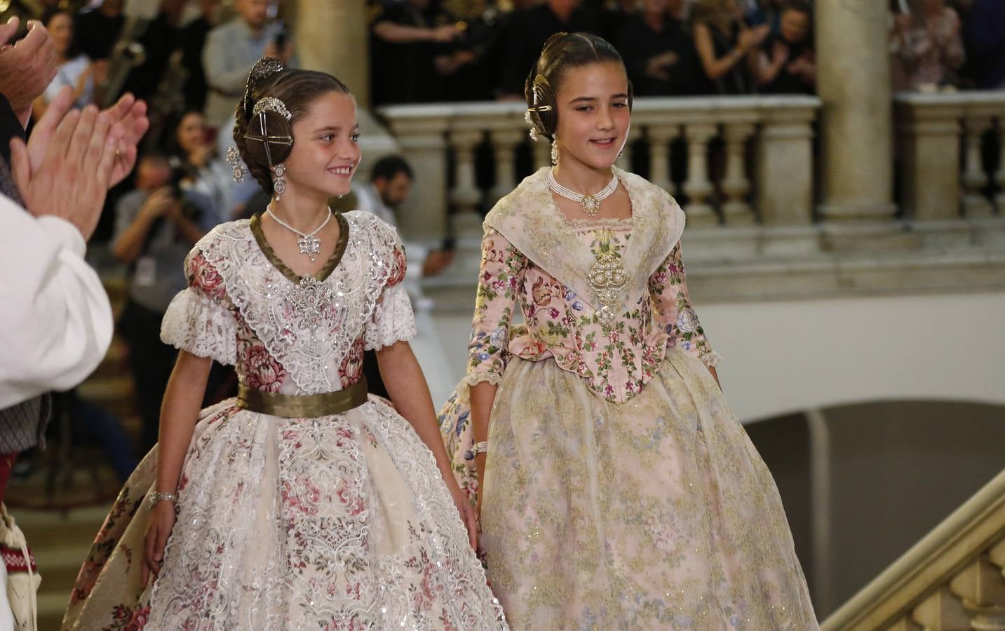 Consuelo Llobell y Carla García han sido nombradas como las máximas representantes de las Fallas 2020 en el acto celebrado este jueves en el Ayuntamiento de Valencia.