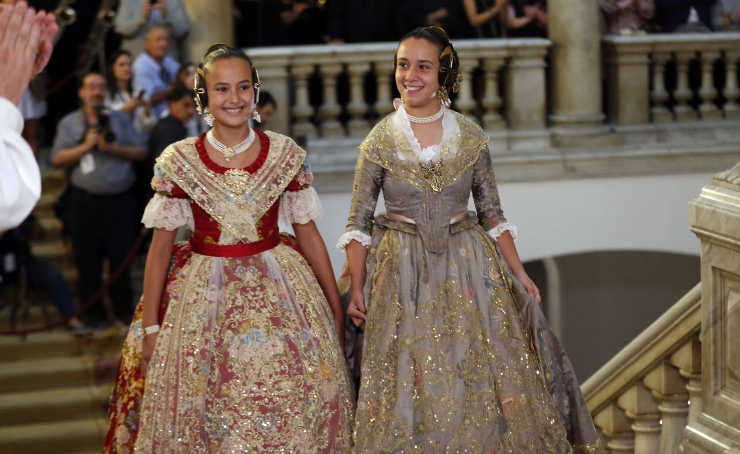 Consuelo Llobell y Carla García han sido nombradas como las máximas representantes de las Fallas 2020 en el acto celebrado este jueves en el Ayuntamiento de Valencia.