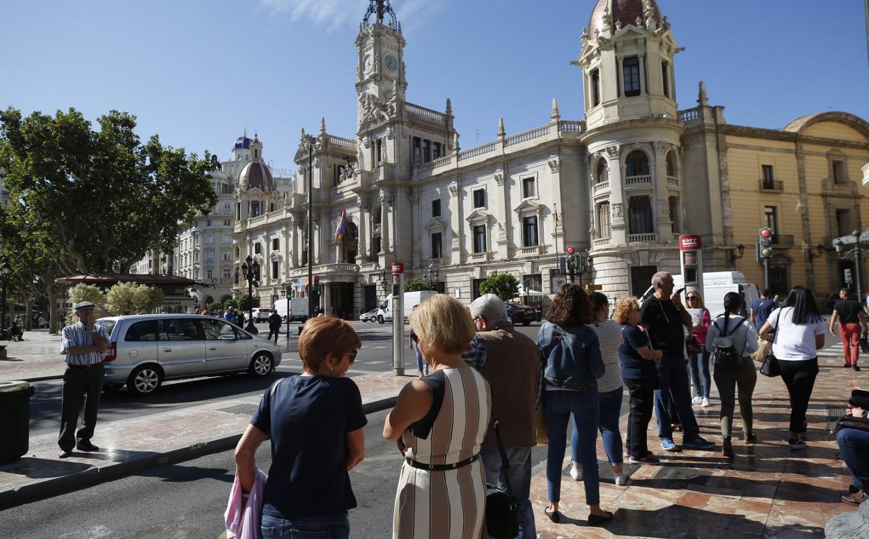 Paradas de la EMT en la plaza del Ayuntamiento, este miércoles. 