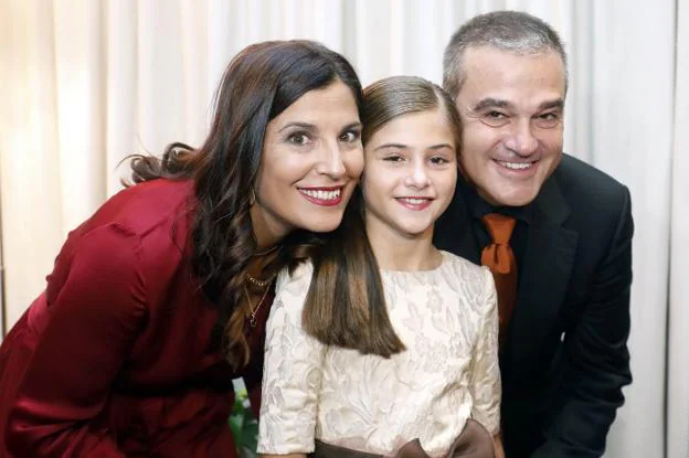 Carla junto a sus padres, Vanessa y Alfonso. 