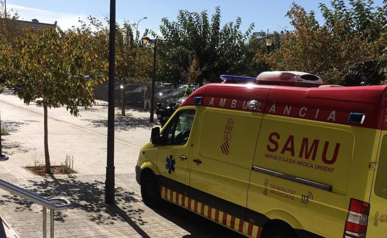 Una ambulancia ante las dependencias de la Ciudad de la Justicia de Valencia. 