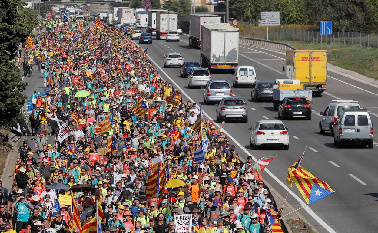 Manifestantes ocupan una carretera ayer a la altura de Parets del Valles (Barcelona). 