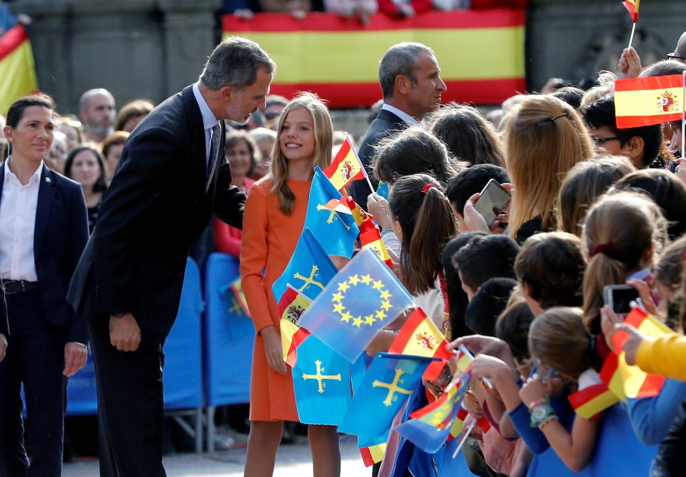 La Familia Real al completo ha llegado este jueves a Oviedo para iniciar su visita oficial con motivo de los Premios Princesa de Asturias de 2019. En esta edición, la princesa Leonor pronunciará el que será su primer discurso en una ceremonia de entrega de los Premios. Lo hará a los trece años, la misma edad que lo hizo su padre, el Rey Felipe, en 1981. Varios cientos de personas, con banderas de España y de Asturias, y la tradicional banda de gaiteros han dado la bienvenida esta tarde a la heredera durante primera visita a la capital asturiana, que ha realizado junto a los reyes y la infanta Sofía.