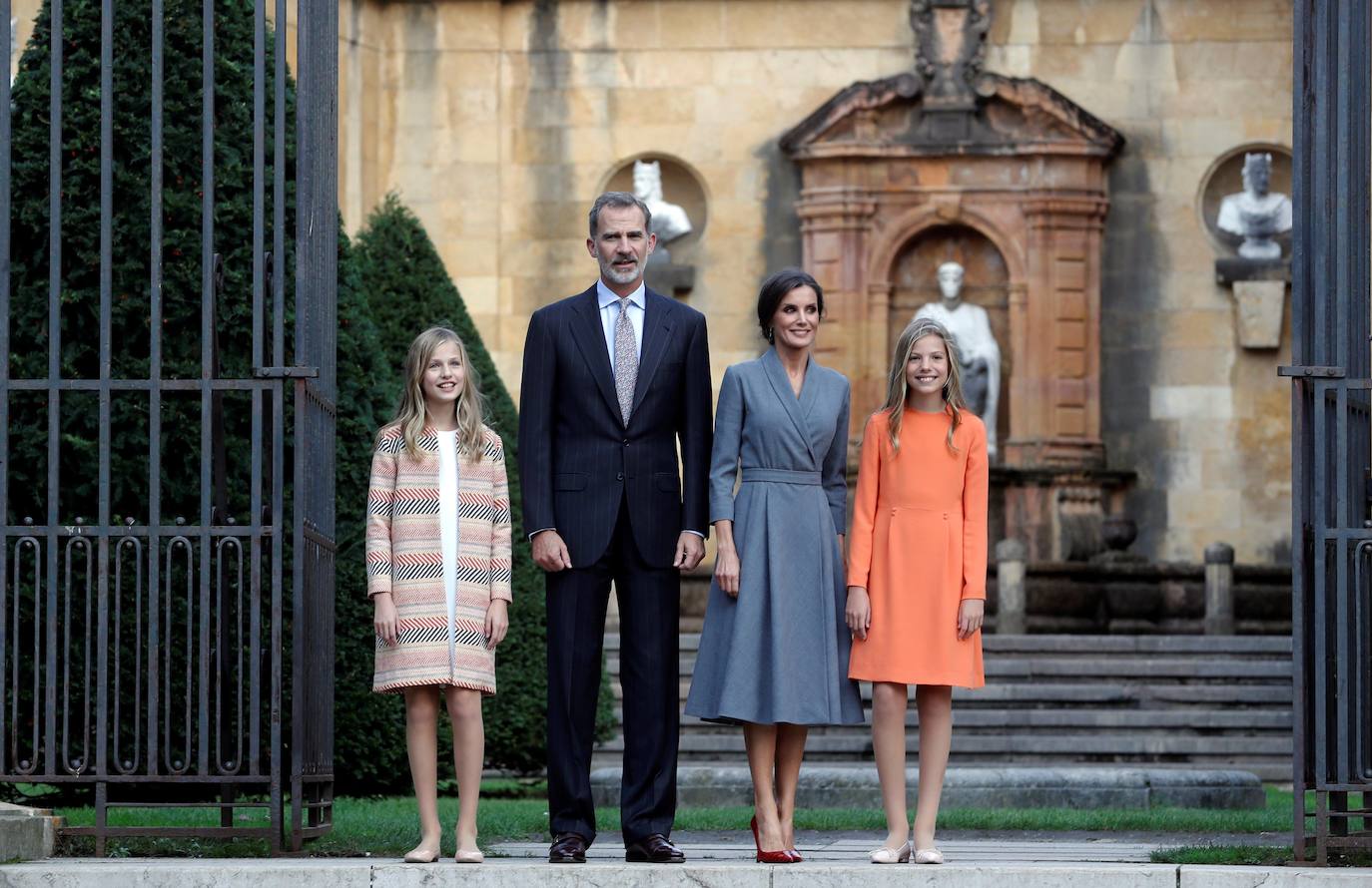 La Familia Real al completo ha llegado este jueves a Oviedo para iniciar su visita oficial con motivo de los Premios Princesa de Asturias de 2019. En esta edición, la princesa Leonor pronunciará el que será su primer discurso en una ceremonia de entrega de los Premios. Lo hará a los trece años, la misma edad que lo hizo su padre, el Rey Felipe, en 1981. Varios cientos de personas, con banderas de España y de Asturias, y la tradicional banda de gaiteros han dado la bienvenida esta tarde a la heredera durante primera visita a la capital asturiana, que ha realizado junto a los reyes y la infanta Sofía.