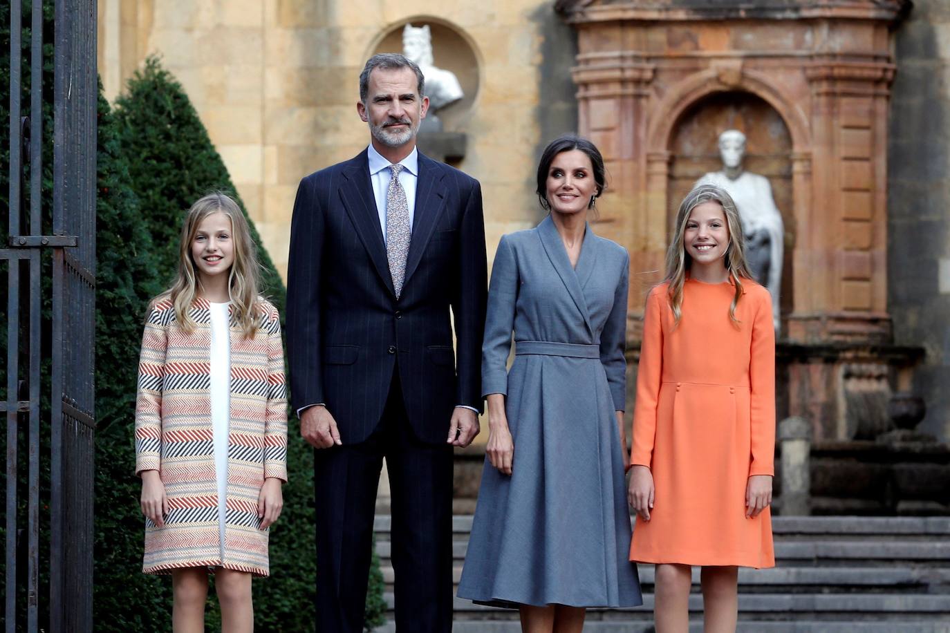 La Familia Real al completo ha llegado este jueves a Oviedo para iniciar su visita oficial con motivo de los Premios Princesa de Asturias de 2019. En esta edición, la princesa Leonor pronunciará el que será su primer discurso en una ceremonia de entrega de los Premios. Lo hará a los trece años, la misma edad que lo hizo su padre, el Rey Felipe, en 1981. Varios cientos de personas, con banderas de España y de Asturias, y la tradicional banda de gaiteros han dado la bienvenida esta tarde a la heredera durante primera visita a la capital asturiana, que ha realizado junto a los reyes y la infanta Sofía.