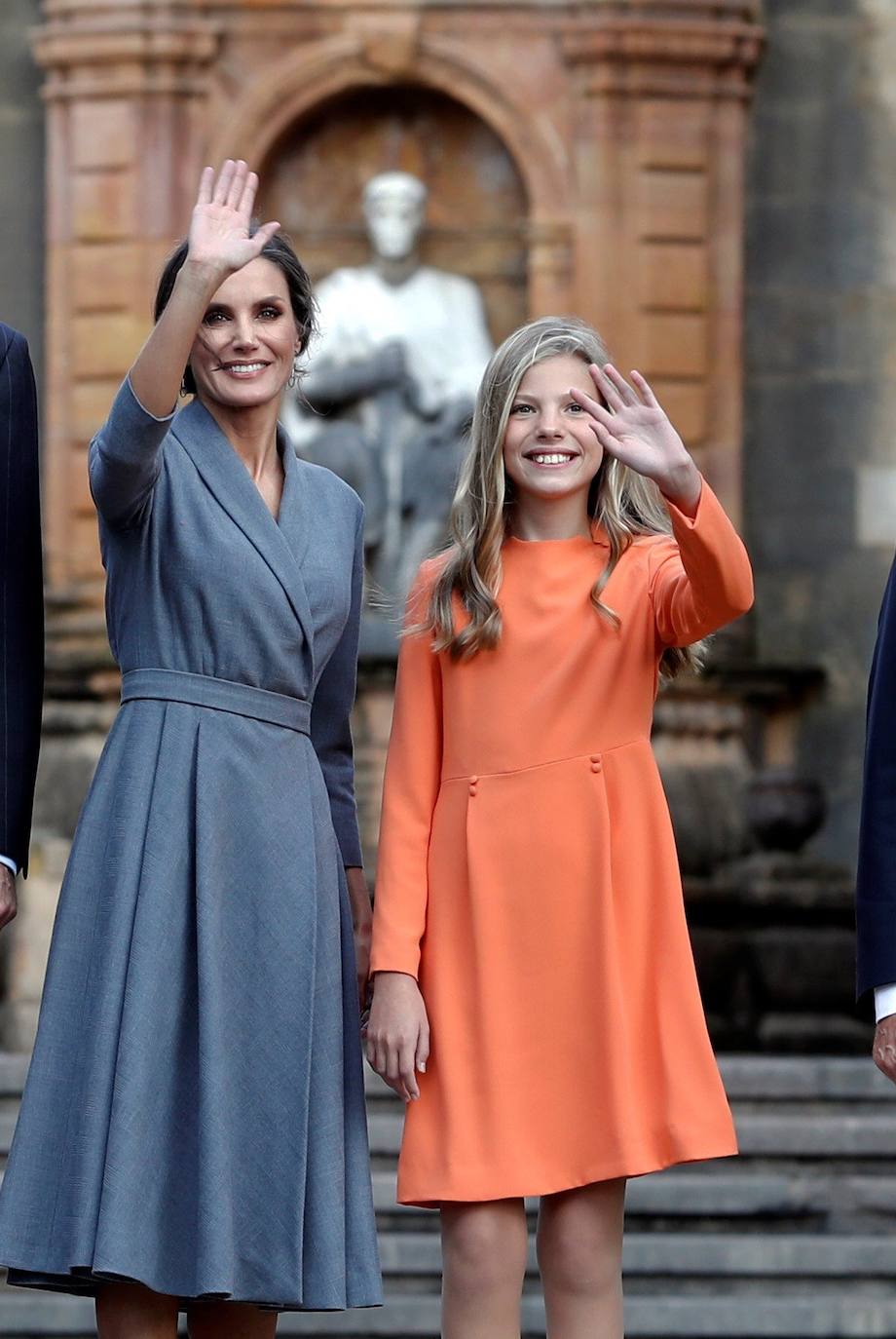 La Familia Real al completo ha llegado este jueves a Oviedo para iniciar su visita oficial con motivo de los Premios Princesa de Asturias de 2019. En esta edición, la princesa Leonor pronunciará el que será su primer discurso en una ceremonia de entrega de los Premios. Lo hará a los trece años, la misma edad que lo hizo su padre, el Rey Felipe, en 1981. Varios cientos de personas, con banderas de España y de Asturias, y la tradicional banda de gaiteros han dado la bienvenida esta tarde a la heredera durante primera visita a la capital asturiana, que ha realizado junto a los reyes y la infanta Sofía.