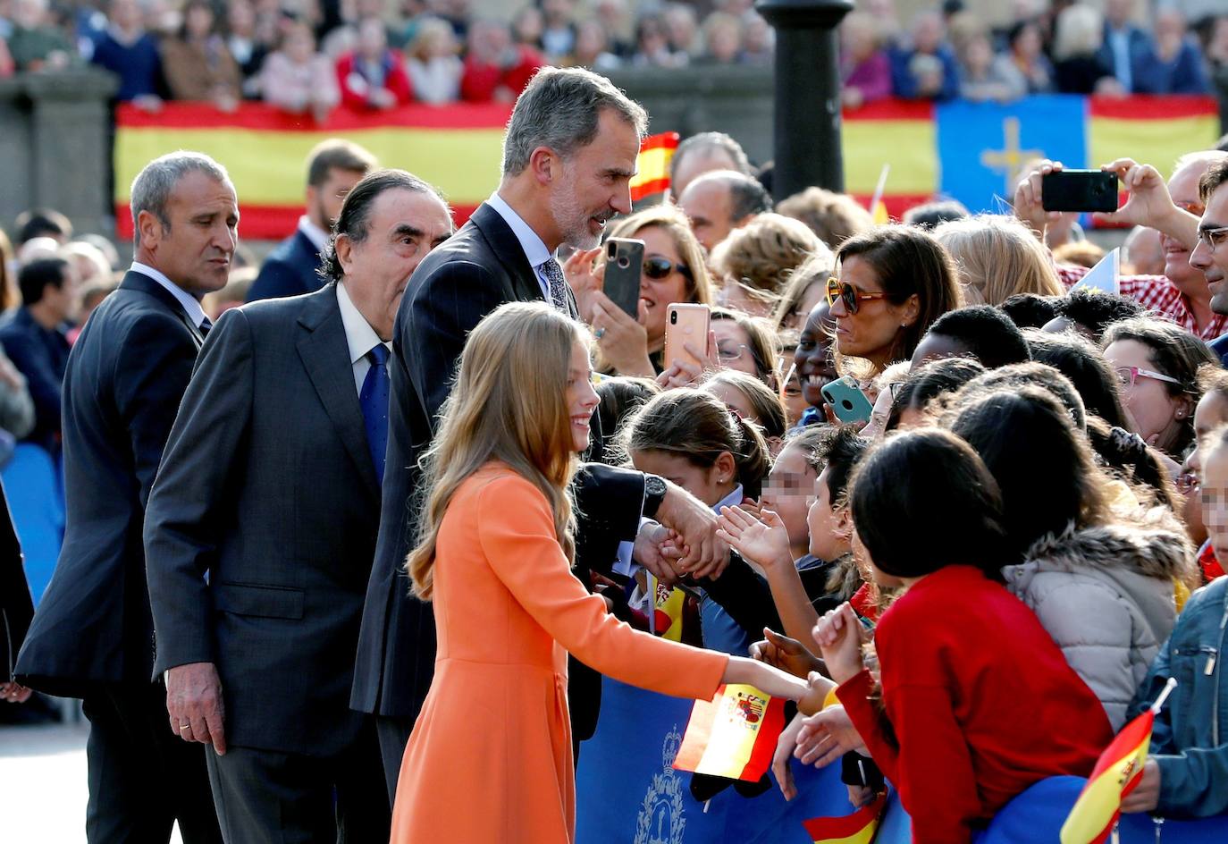 La Familia Real al completo ha llegado este jueves a Oviedo para iniciar su visita oficial con motivo de los Premios Princesa de Asturias de 2019. En esta edición, la princesa Leonor pronunciará el que será su primer discurso en una ceremonia de entrega de los Premios. Lo hará a los trece años, la misma edad que lo hizo su padre, el Rey Felipe, en 1981. Varios cientos de personas, con banderas de España y de Asturias, y la tradicional banda de gaiteros han dado la bienvenida esta tarde a la heredera durante primera visita a la capital asturiana, que ha realizado junto a los reyes y la infanta Sofía.