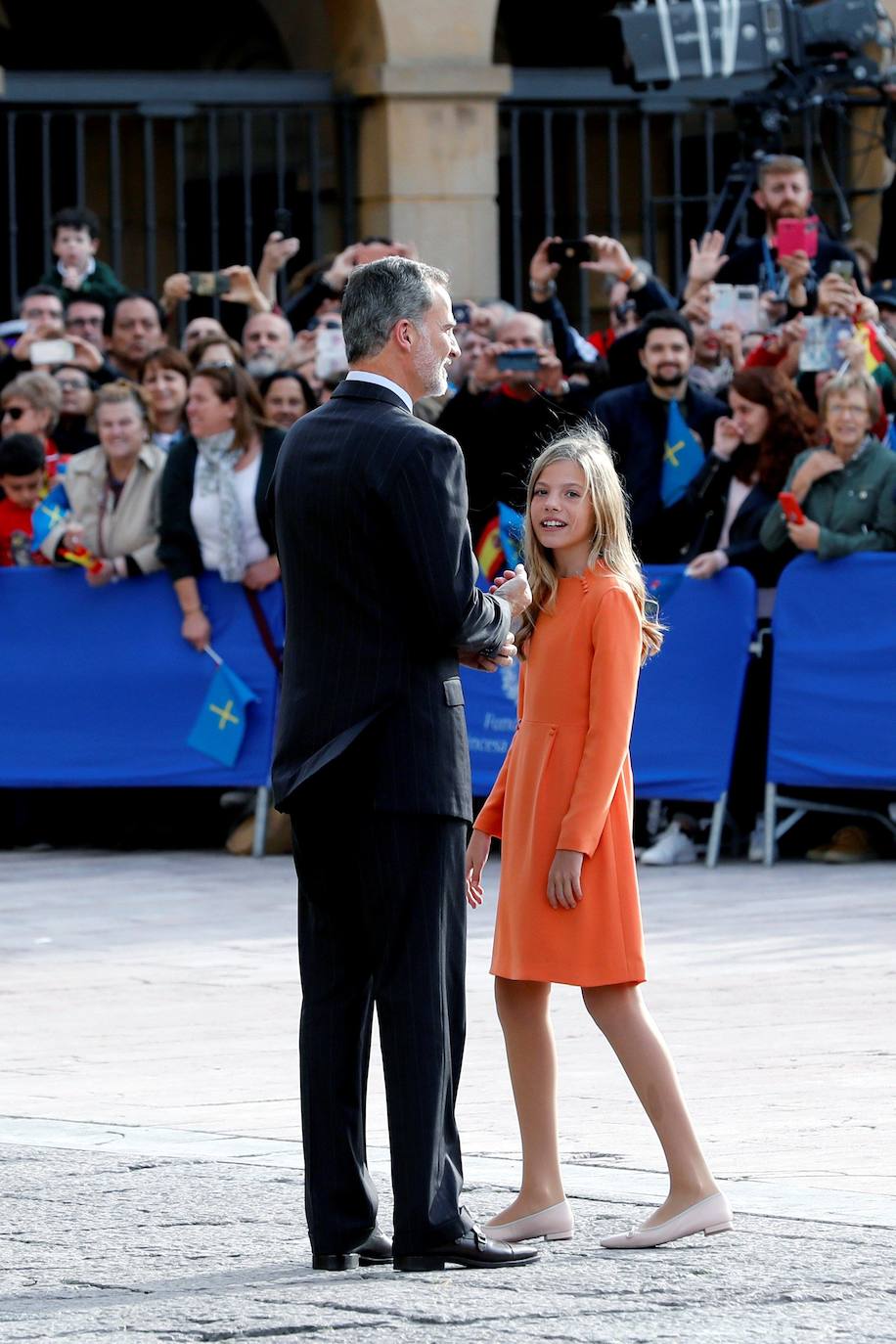 La Familia Real al completo ha llegado este jueves a Oviedo para iniciar su visita oficial con motivo de los Premios Princesa de Asturias de 2019. En esta edición, la princesa Leonor pronunciará el que será su primer discurso en una ceremonia de entrega de los Premios. Lo hará a los trece años, la misma edad que lo hizo su padre, el Rey Felipe, en 1981. Varios cientos de personas, con banderas de España y de Asturias, y la tradicional banda de gaiteros han dado la bienvenida esta tarde a la heredera durante primera visita a la capital asturiana, que ha realizado junto a los reyes y la infanta Sofía.