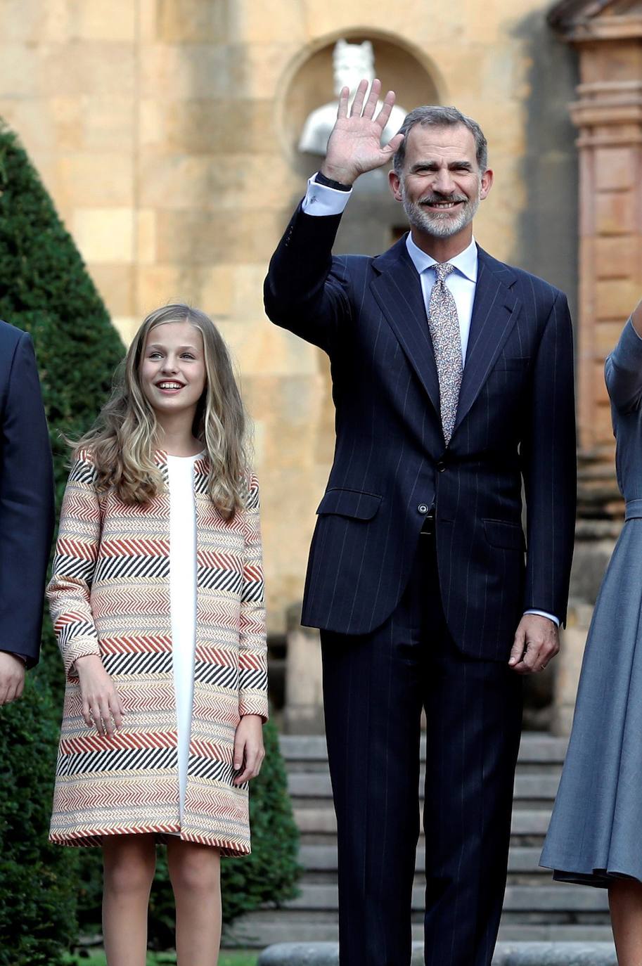 La Familia Real al completo ha llegado este jueves a Oviedo para iniciar su visita oficial con motivo de los Premios Princesa de Asturias de 2019. En esta edición, la princesa Leonor pronunciará el que será su primer discurso en una ceremonia de entrega de los Premios. Lo hará a los trece años, la misma edad que lo hizo su padre, el Rey Felipe, en 1981. Varios cientos de personas, con banderas de España y de Asturias, y la tradicional banda de gaiteros han dado la bienvenida esta tarde a la heredera durante primera visita a la capital asturiana, que ha realizado junto a los reyes y la infanta Sofía.